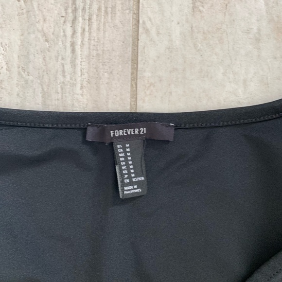 Size medium Forever 21 plunge crop top - Picture 2 of 2